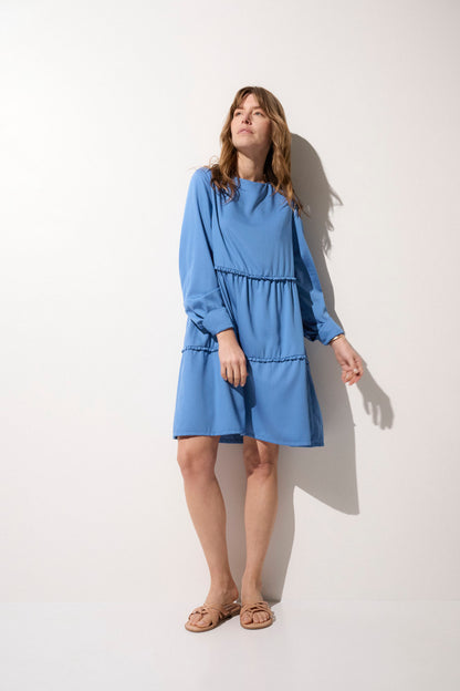 Robe anti-UV bleue pour femme, légère et élégante, idéale pour la protection solaire UPF50+ lors des sorties ensoleillées.