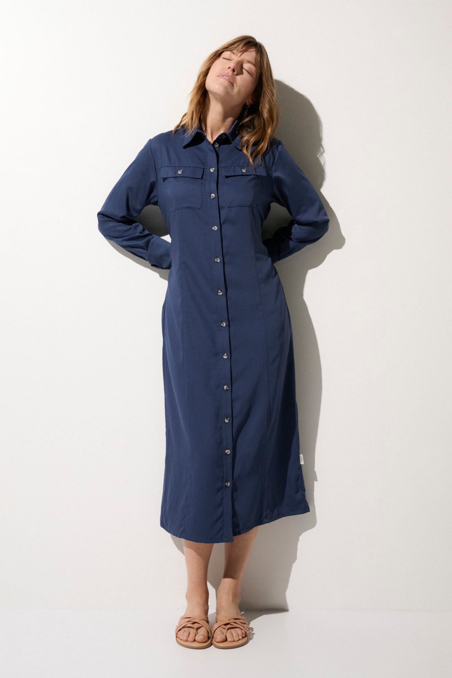 Robe chemise anti-UV bleue UPF50+ pour femme, parfaite pour une sortie estivale et une protection solaire.