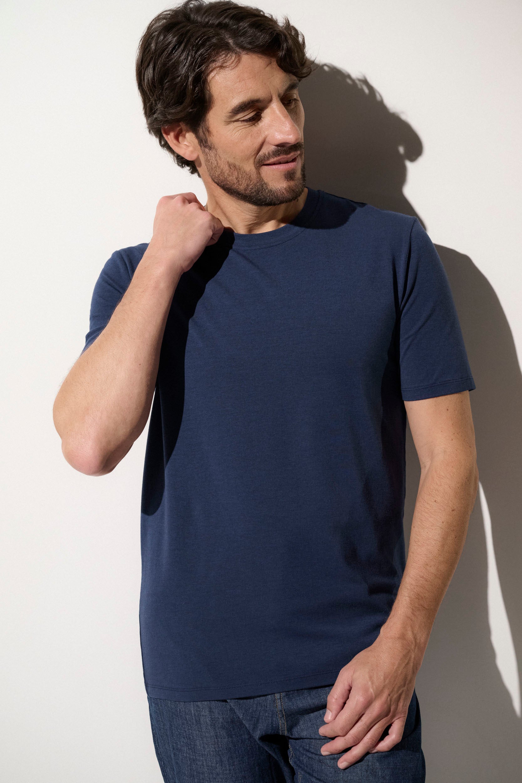 T-shirt anti-UV pour homme en bleu, léger et respirant, offrant protection UPF 50+ pour journées ensoleillées.