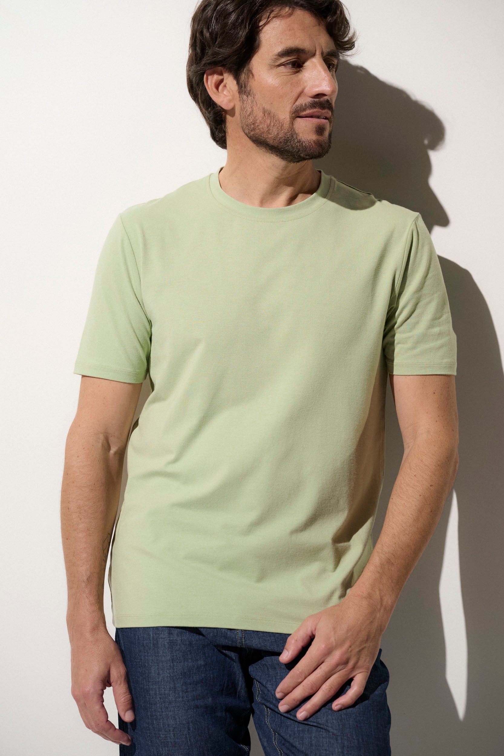 T-shirt anti-UV vert pâle UPF50+ pour homme, léger et élégant, idéal pour profiter du soleil en toute sécurité.