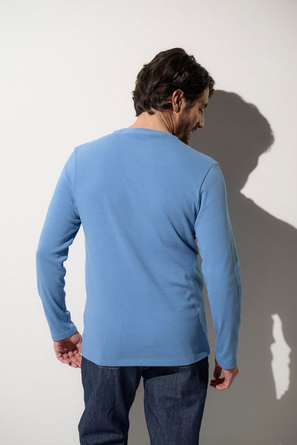 T-shirt anti-UV bleu pour homme, léger et élégant, offrant une protection solaire UPF50+ au quotidien.