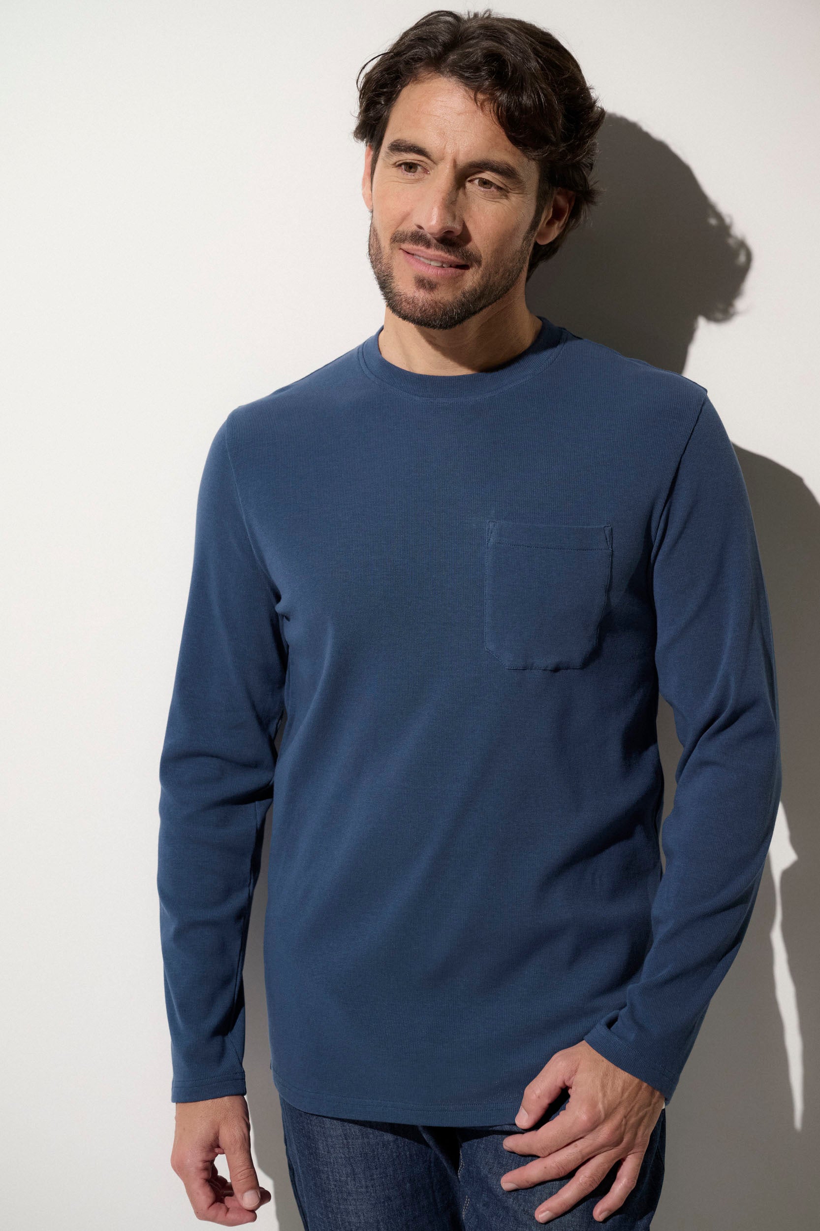 T-shirt anti-UV bleu pour homme, léger et confortable, offrant une protection solaire UPF 50+ au quotidien.