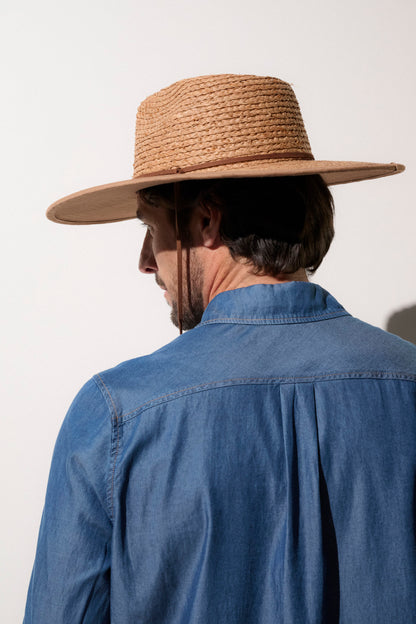 Chapeau anti-UV en paille pour homme, élégant et léger, offrant une protection solaire UPF 50+ lors des journées en plein air.