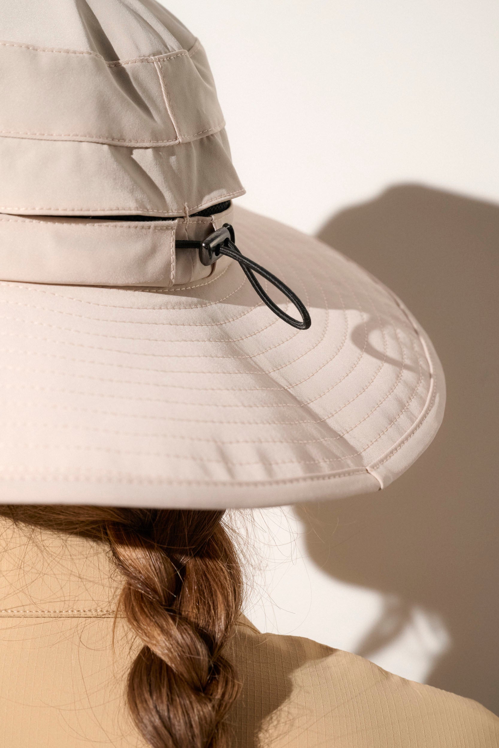 Chapeau anti-UV beige UPF50+, léger et pratique, idéal pour les randonnées en plein air, offrant confort et protection.