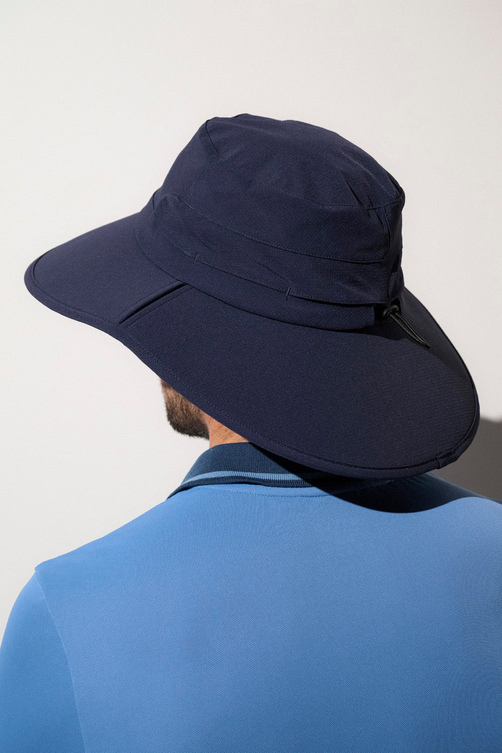 Chapeau anti-UV bleu marine pour homme, léger et respirant, offrant une protection solaire UPF50+.