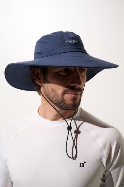 Chapeau de bain anti-UV UPF50+ pour homme, léger et pratique, parfait pour les activités nautiques ensoleillées.