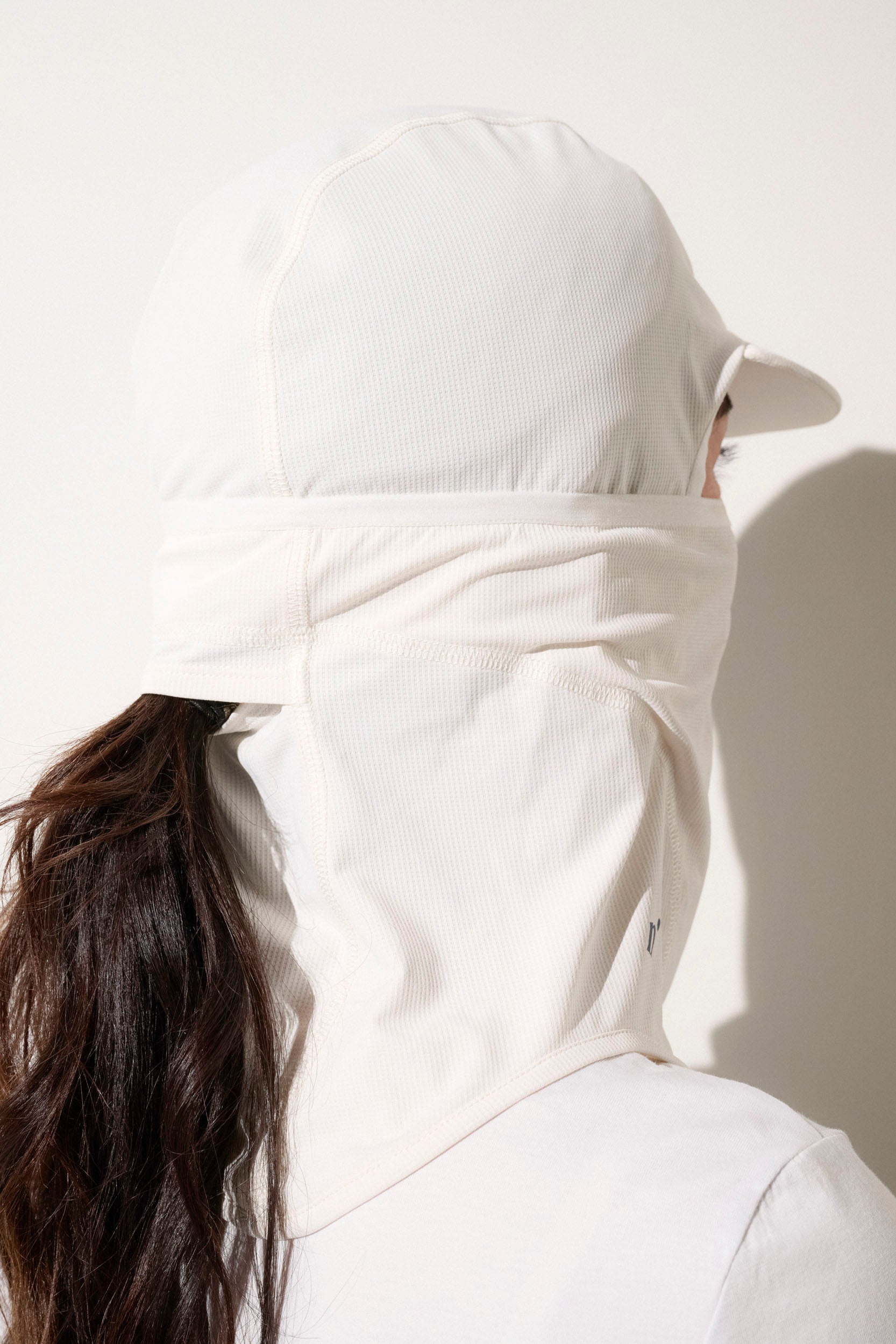 Cagoule visière anti-UV pour femme, légère et respirante, offrant protection solaire UPF50+ pour les activités extérieures.