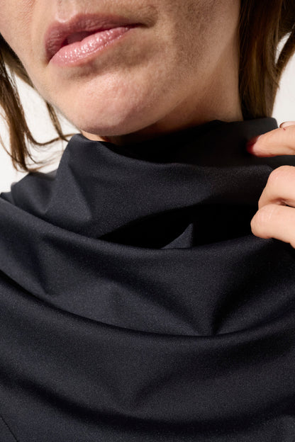 Bandana anti-UV noir en tissu léger, UPF 50+, porté par une femme pour une protection solaire élégante.