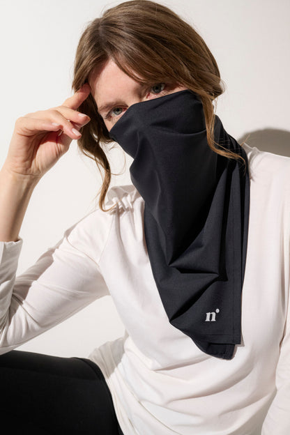 Bandana anti-UV noir UPF50+ porté par une femme, idéal pour les activités de plein air et la protection solaire.