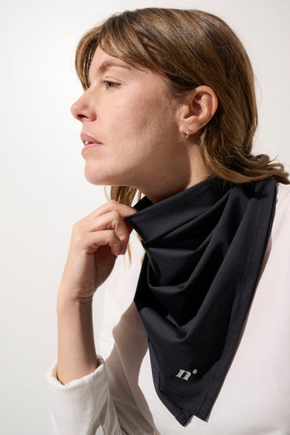 Bandana anti-UV noir pour femme, léger et élégant, offrant une protection solaire UPF50+ pour les activités de plein air.