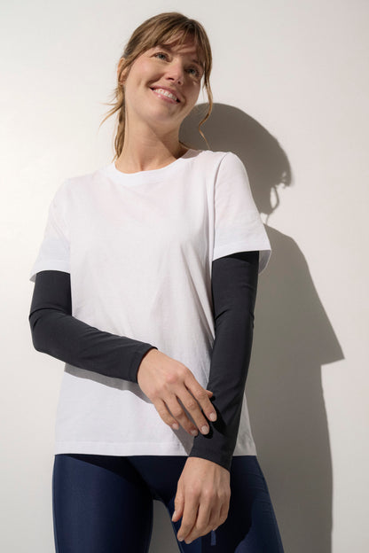 T-shirt manches anti-UV blanches avec manches noires, UPF 50+, pour femme, idéal pour protection solaire en extérieur.