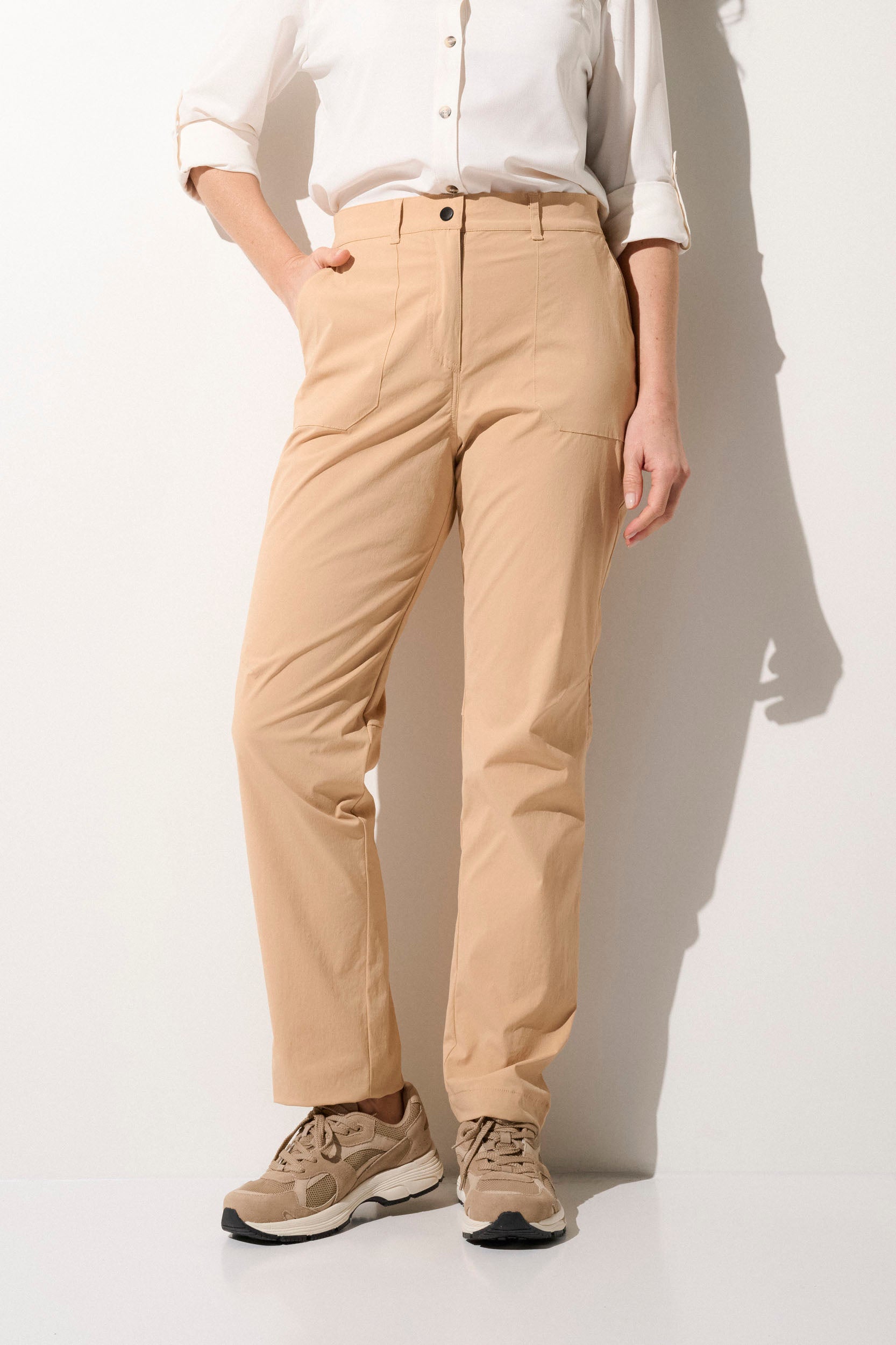 Pantalon anti-UV beige pour femme, léger UPF50+, idéal pour les activités de plein air et le confort.