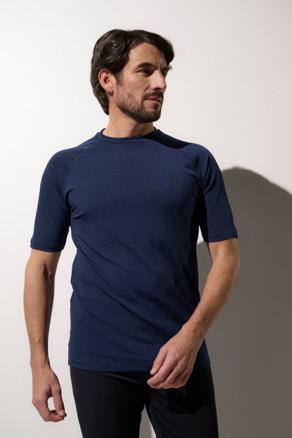 T-shirt de bain anti-UV pour homme en bleu marine, léger et UPF 50+, idéal pour les activités aquatiques.