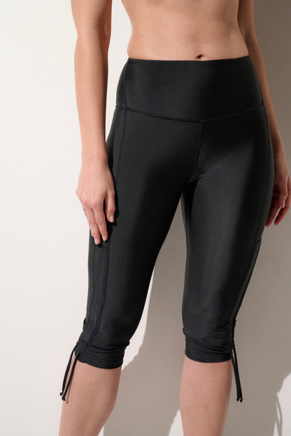 Leggings anti-UV noirs pour femme, taille haute, légers et respirants, idéaux pour des activités en plein air.