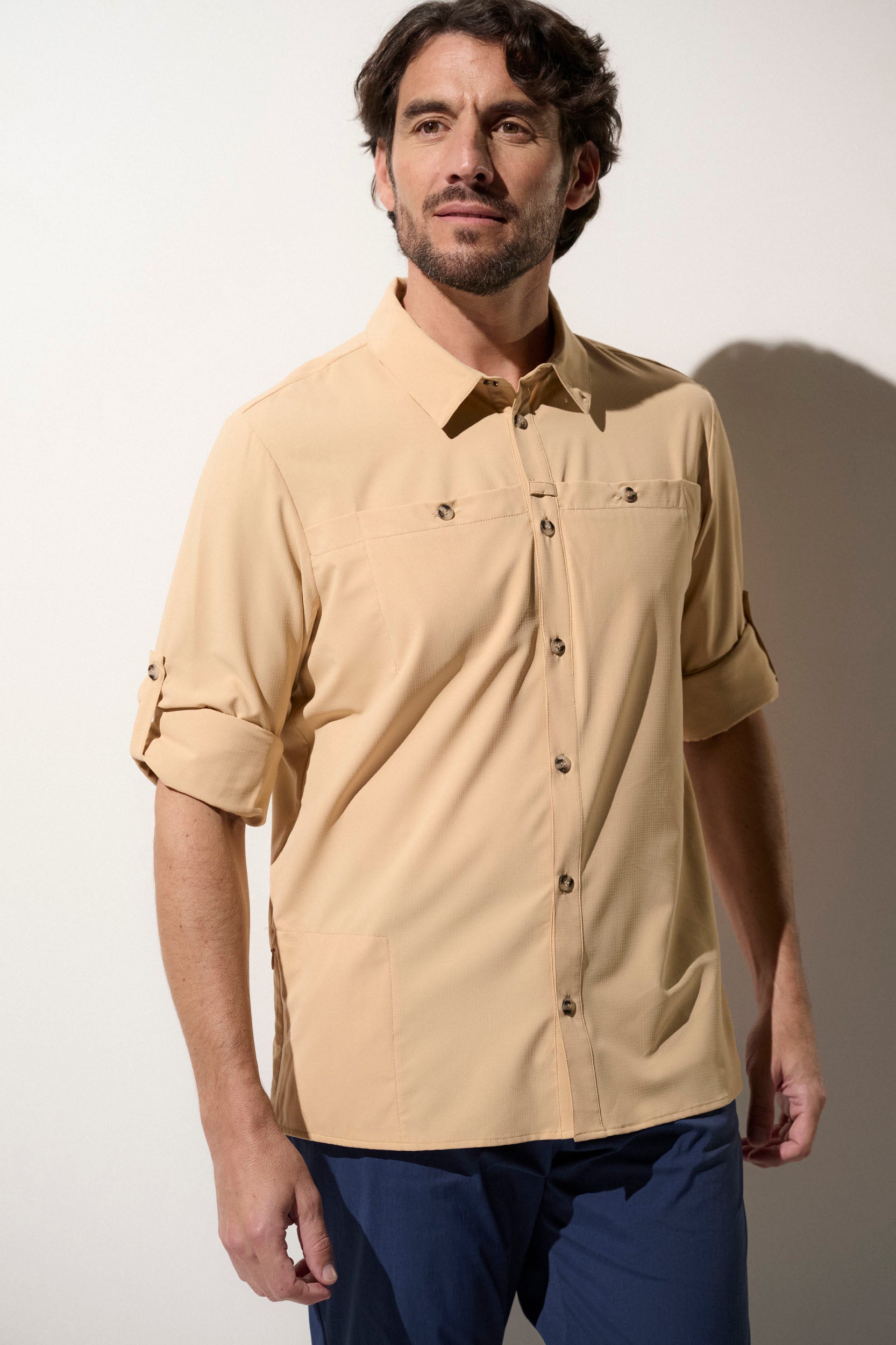 Chemise anti-UV beige pour homme, légère et respirante, offrant une protection solaire UPF50+ pour les activités de plein air.