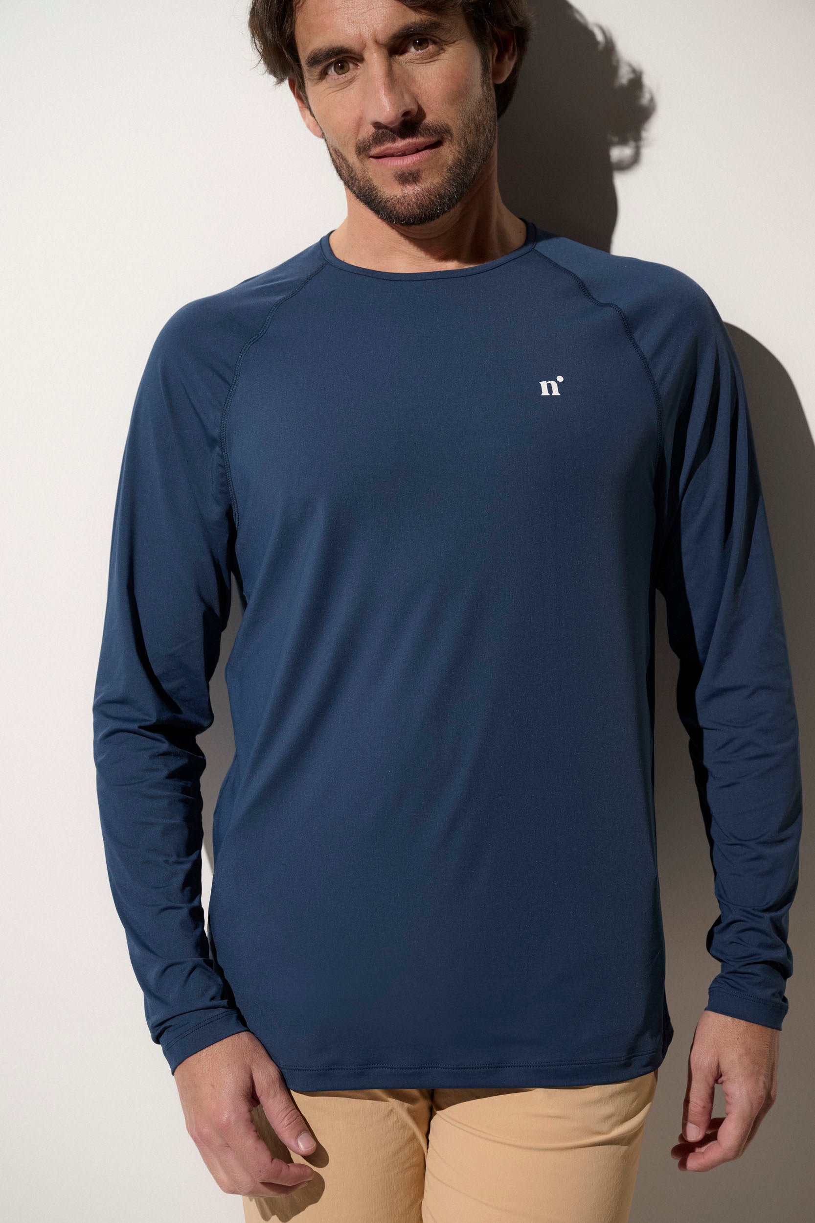 T-shirt anti-UV bleu pour homme, léger et UPF 50+, idéal pour les activités en extérieur et la protection solaire.