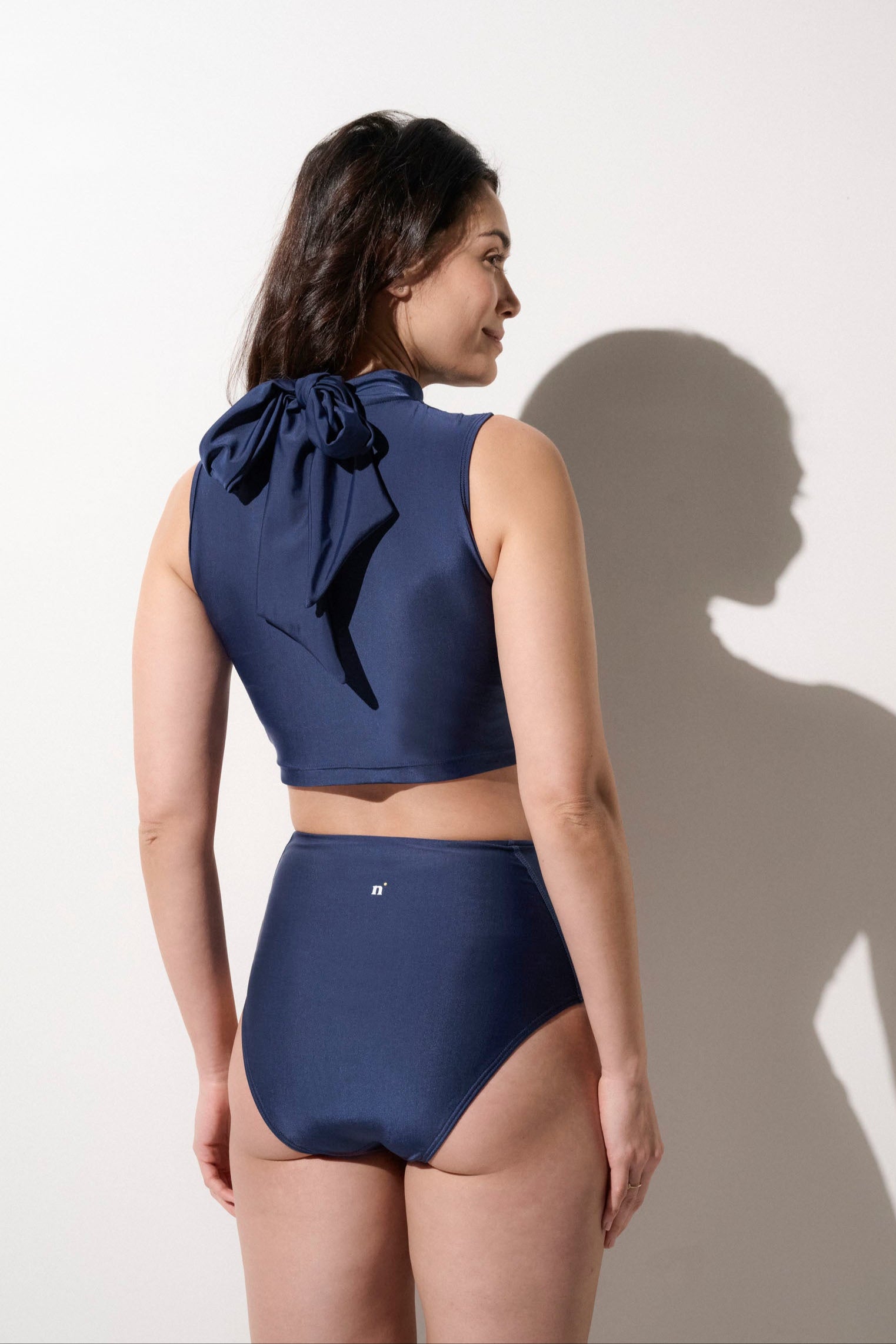 Haut de maillot de bain anti-UV bleu marine pour femme, confortable et élégant avec protection UPF 50+.