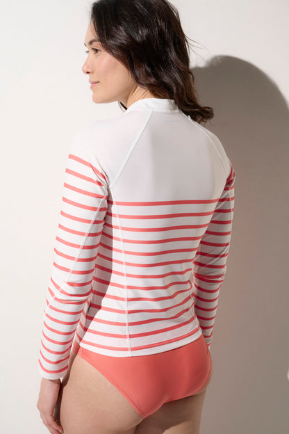 Veste de bain anti-UV à rayures pour femme, manches longues, tissu léger et respirant certifié UPF 50+, couleur blanche et rose.