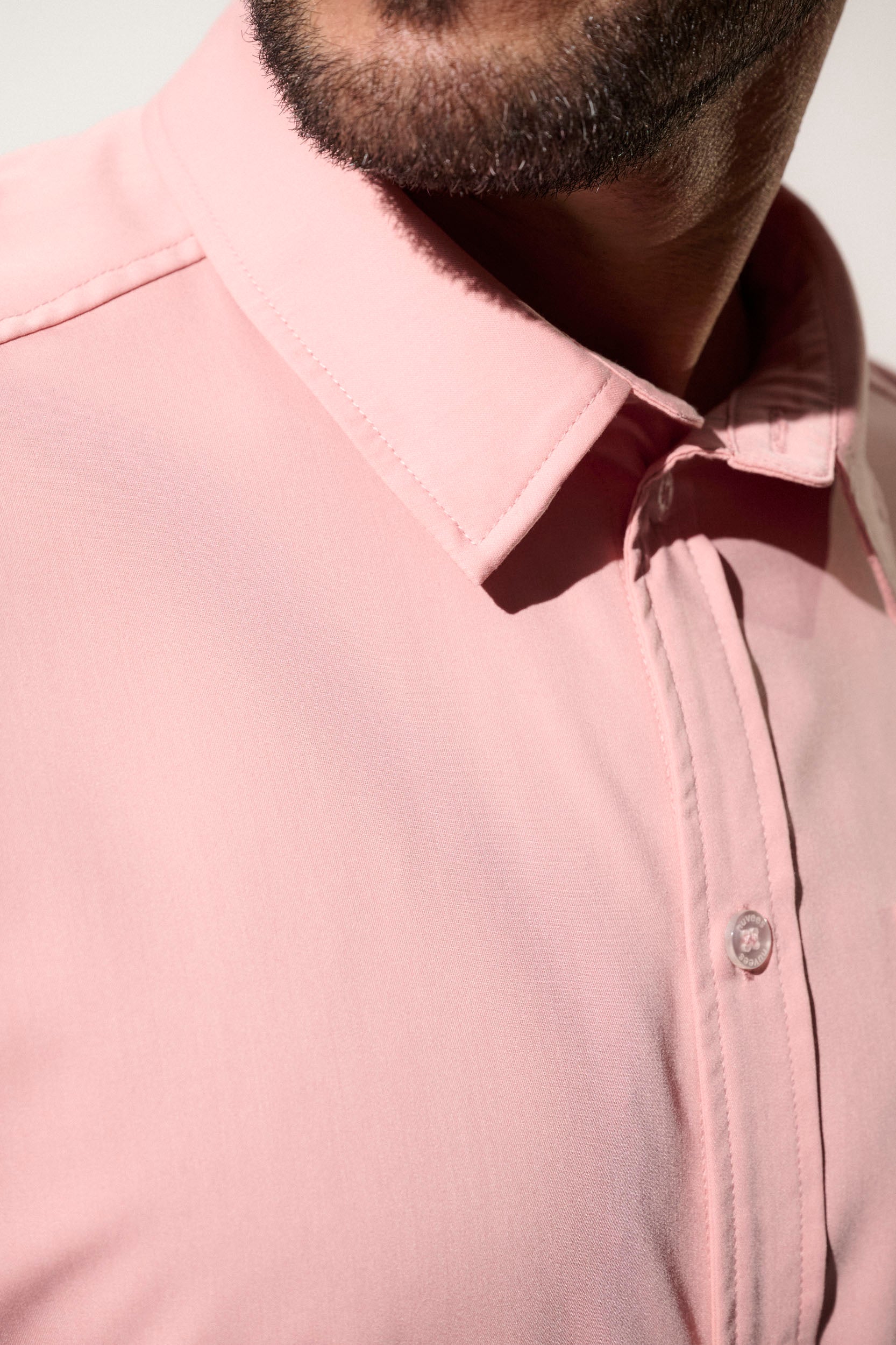 Chemise anti-UV rose pour homme, col protecteur UPF50+, idéale pour sorties en plein air sous le soleil.