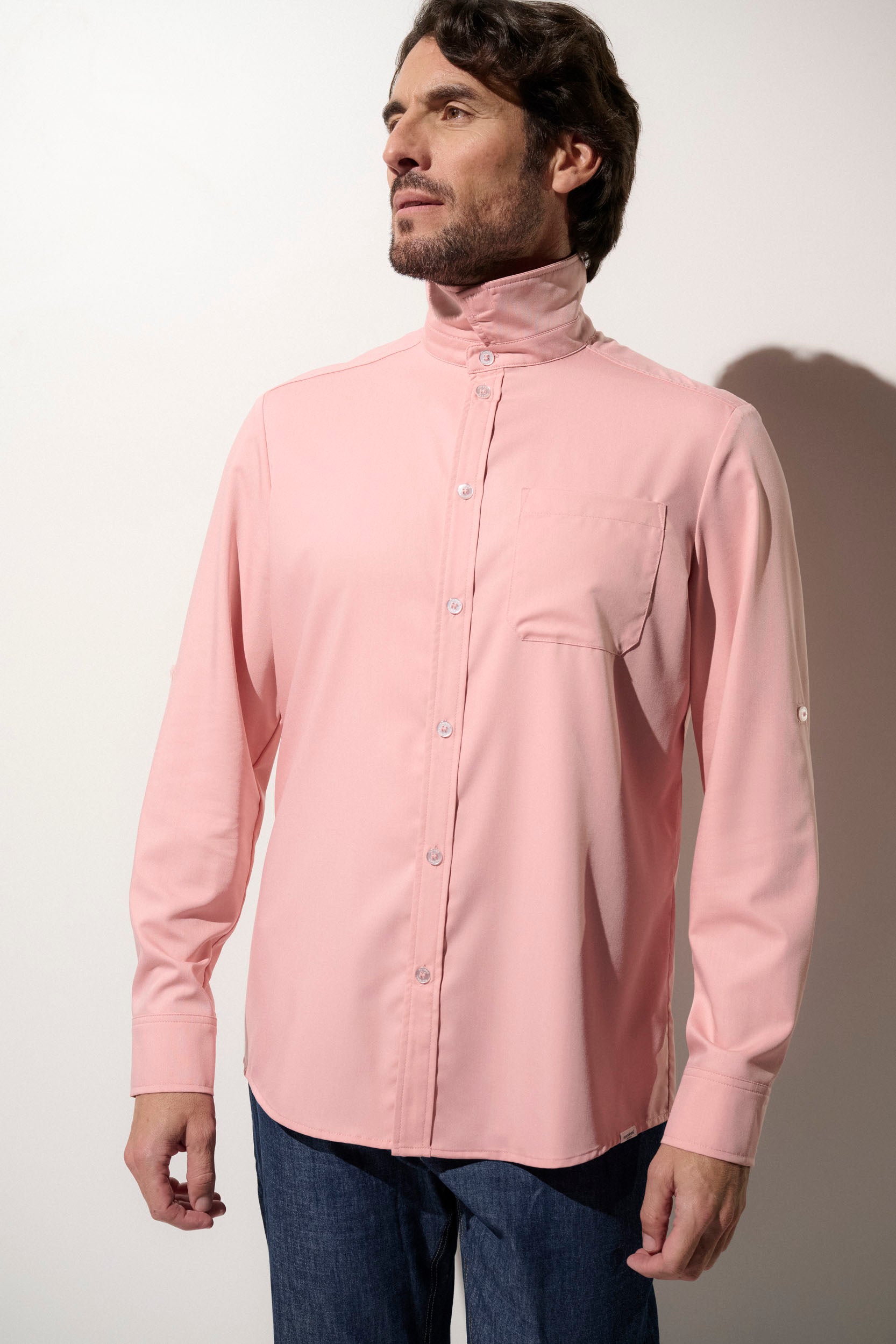 Chemise anti-UV rose UPF50+ pour homme, idéale pour une protection solaire élégante et confortable en extérieur.