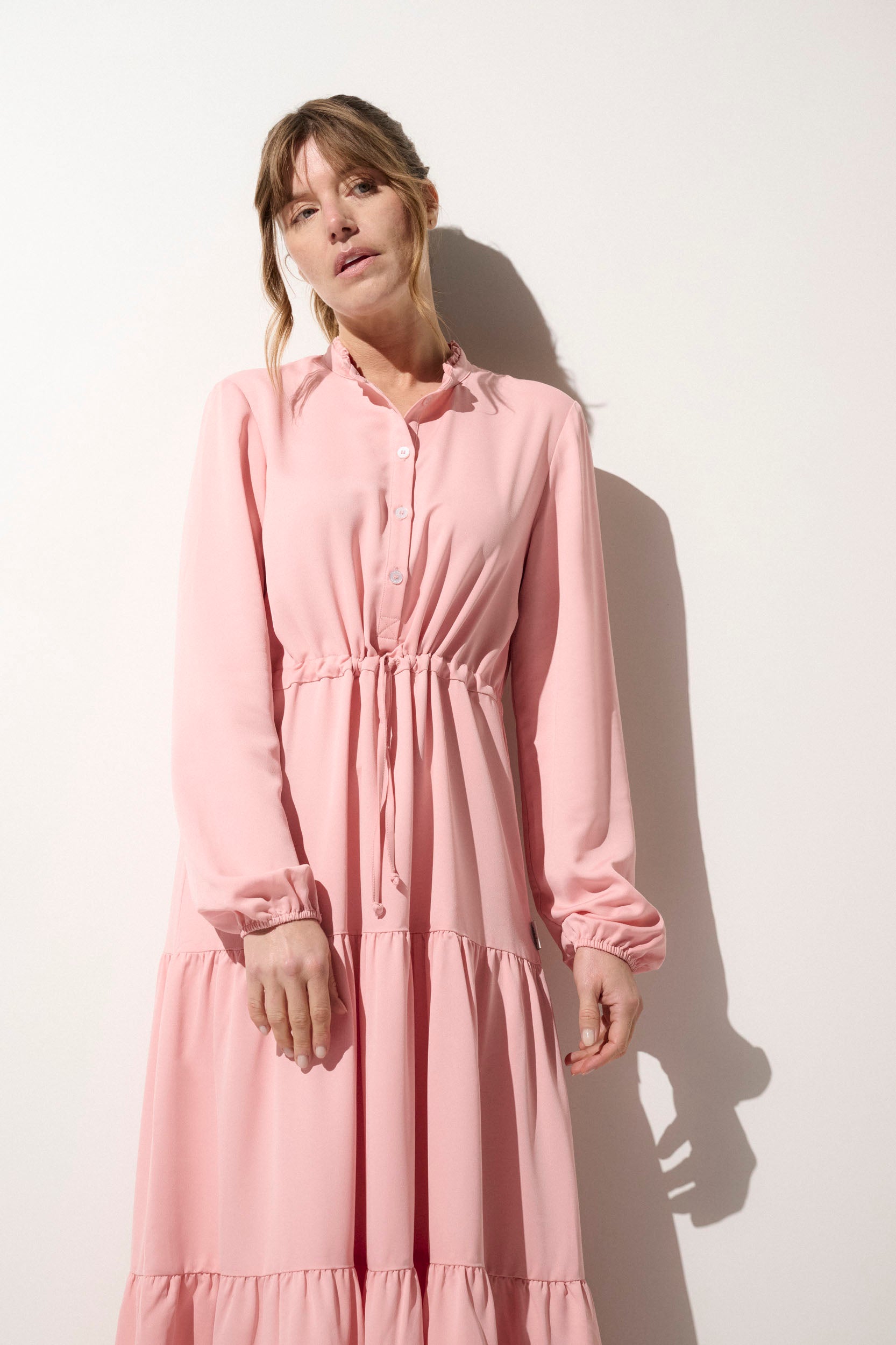 Robe longue légère anti-UV rose pour femme, élégante et respirante, idéale pour une journée ensoleillée. UPF 50+.