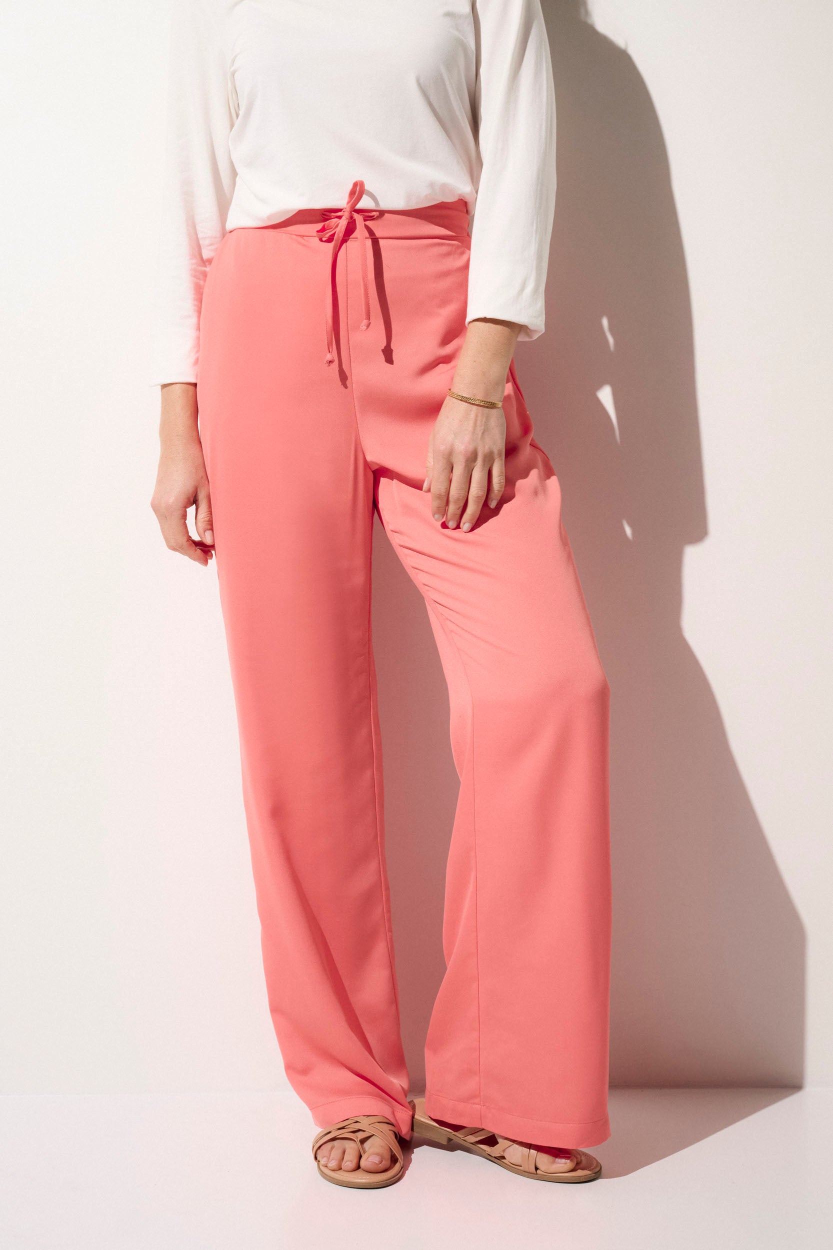 Pantalon anti-UV rose pour femme, léger et confortable, certifié UPF 50+, idéal pour se protéger du soleil.