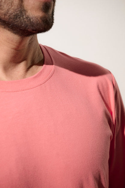 T-shirt anti-UV rose pour homme, léger et confortable, offrant une protection solaire UPF 50+ pour les activités extérieures.