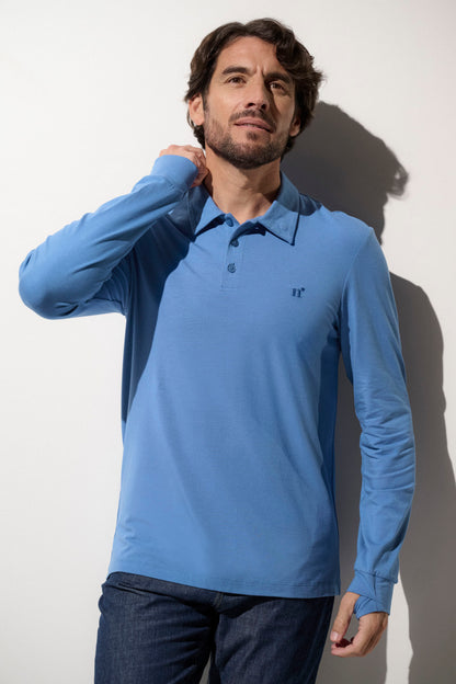 Polo anti-UV bleu pour homme, léger et élégant, offrant une protection solaire UPF 50+ pour activités extérieures.