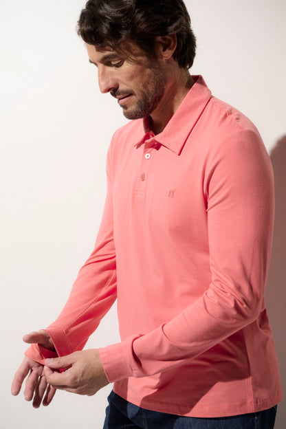 Homme en polo anti-UV rose à manches longues, certifié UPF 50+, pour une protection solaire élégante au quotidien.