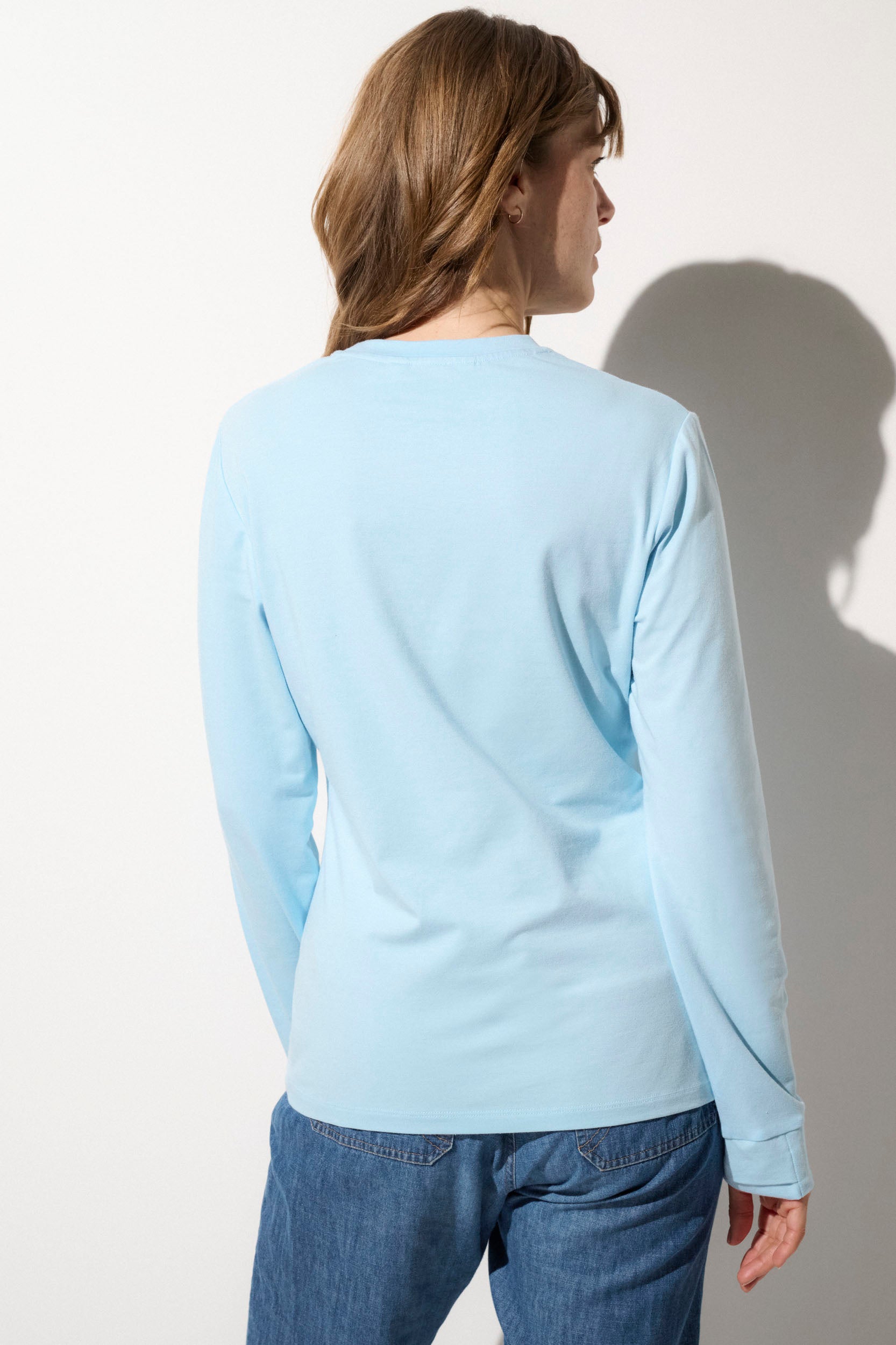 T-shirt anti-UV bleu clair à manches longues pour femme, tissu léger UPF 50+, idéal pour les activités extérieures.