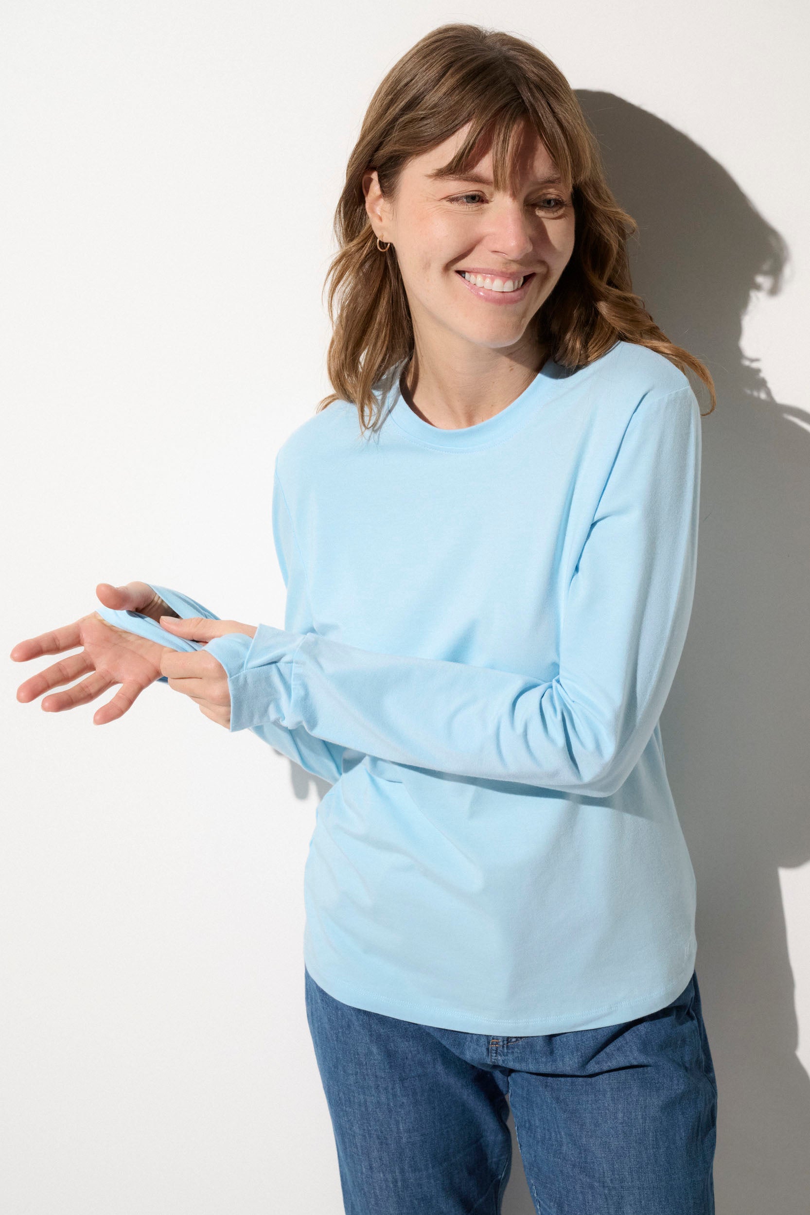 T-shirt anti-UV bleu clair UPF 50+ pour femme, léger et confortable, idéal pour les activités en extérieur.