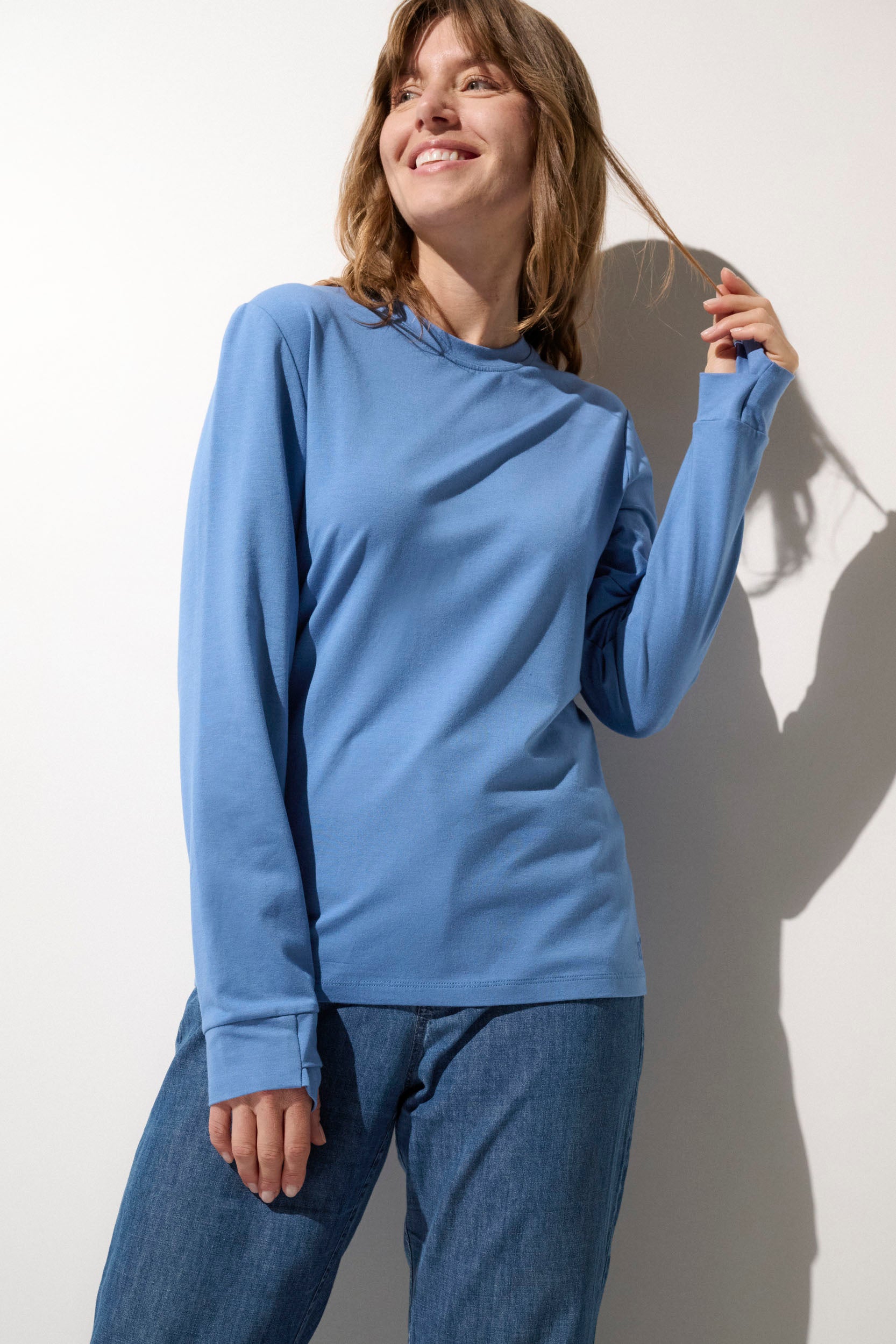 T-shirt anti-UV bleu pour femme, léger et confortable, idéal pour les activités extérieures avec protection UPF 50+.