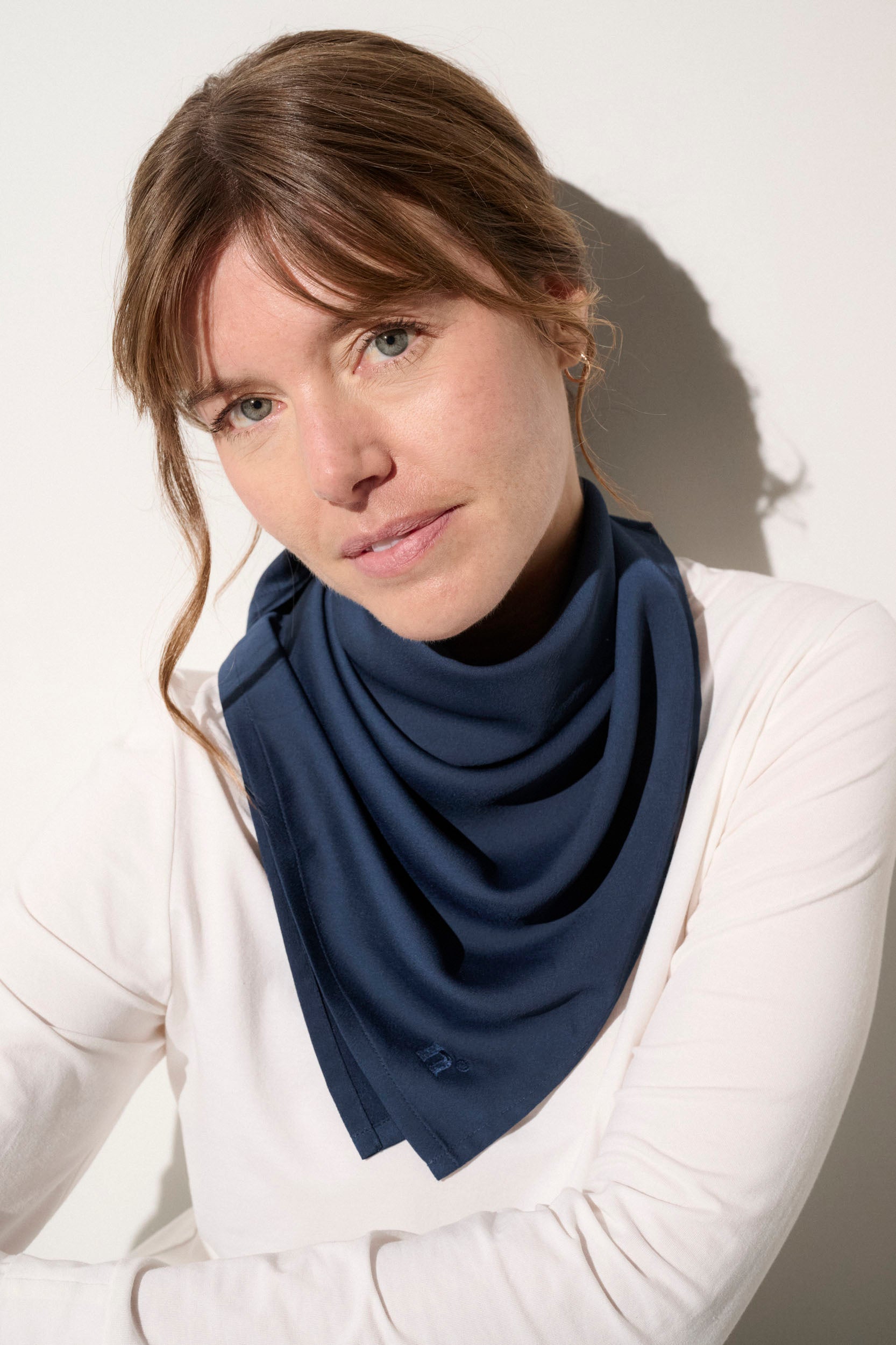 Foulard anti-UV bleu océan pour femme, UPF 50+, élégant et polyvalent, idéal pour la protection solaire quotidienne.