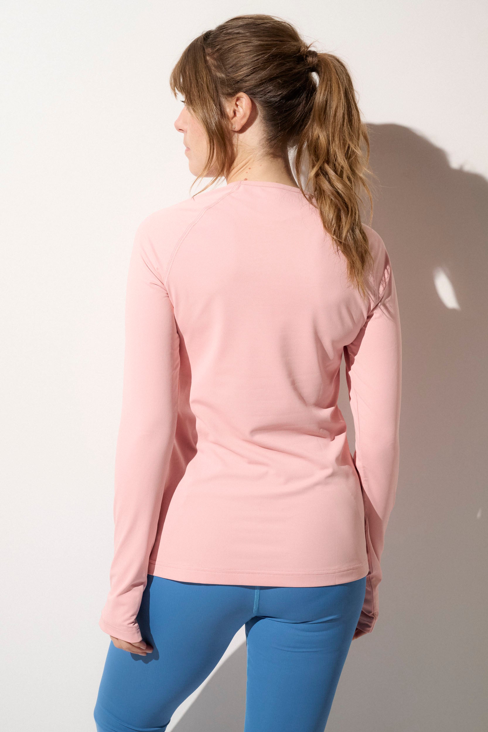 T-shirt anti-UV rose pour femme, manches longues UPF 50+, idéal pour le sport et la protection solaire.