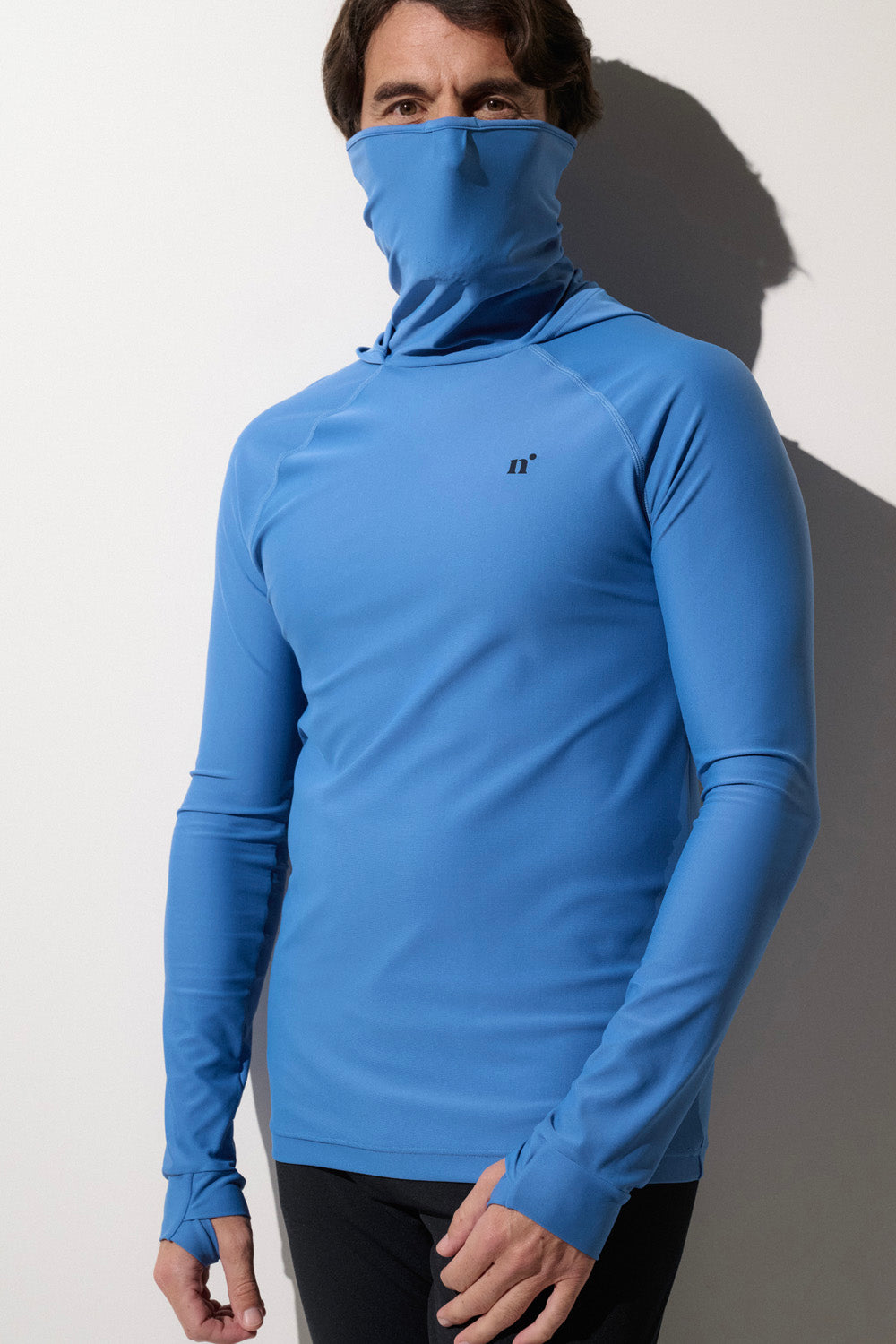 Sweat-shirt anti-UV bleu pour homme, UPF 50+, coupe ajustée, idéal pour les activités nautiques et la protection solaire.