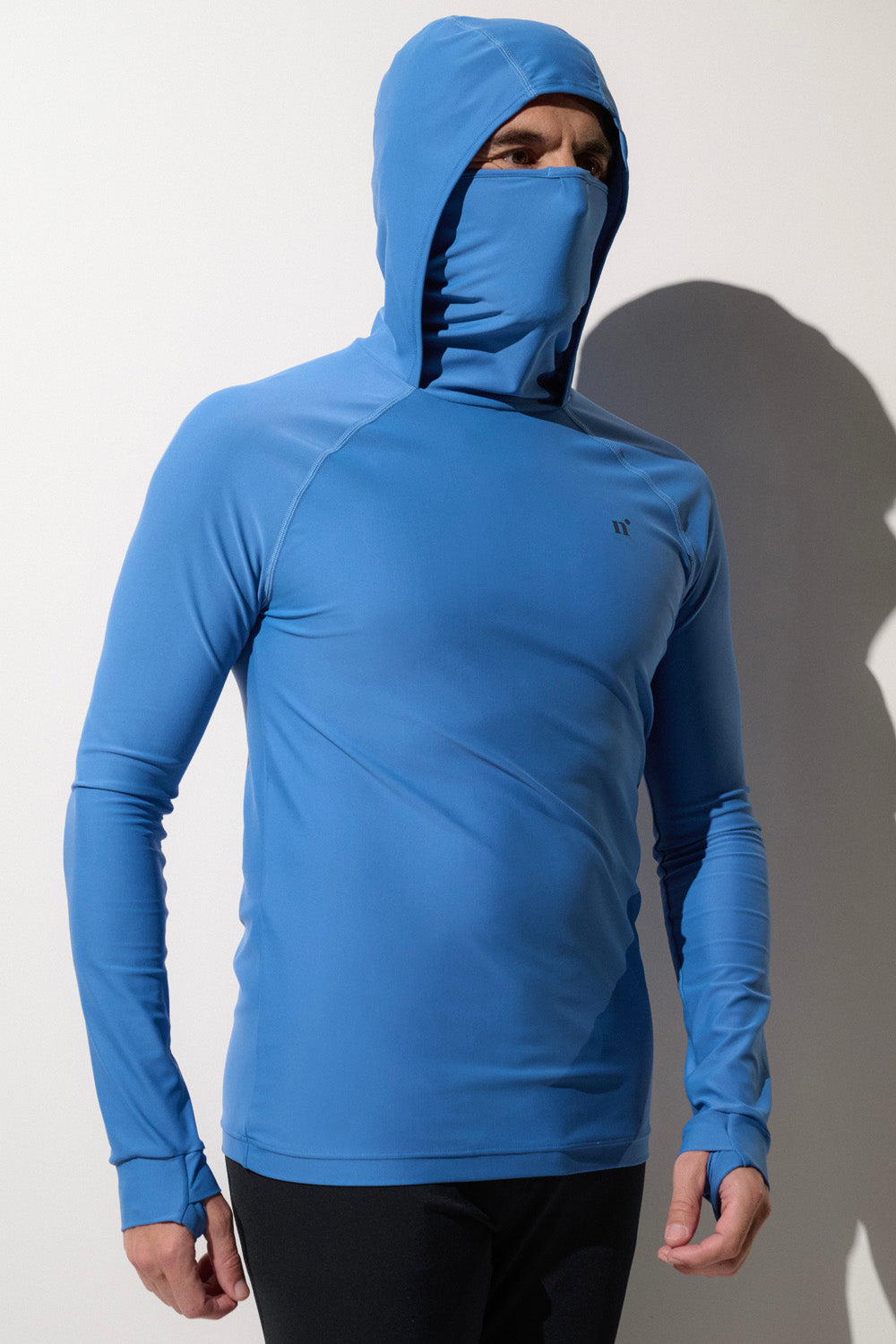 Sweat-shirt de bain anti-UV bleu pour homme, à capuche, offrant protection solaire UPF 50+ pour activités nautiques.