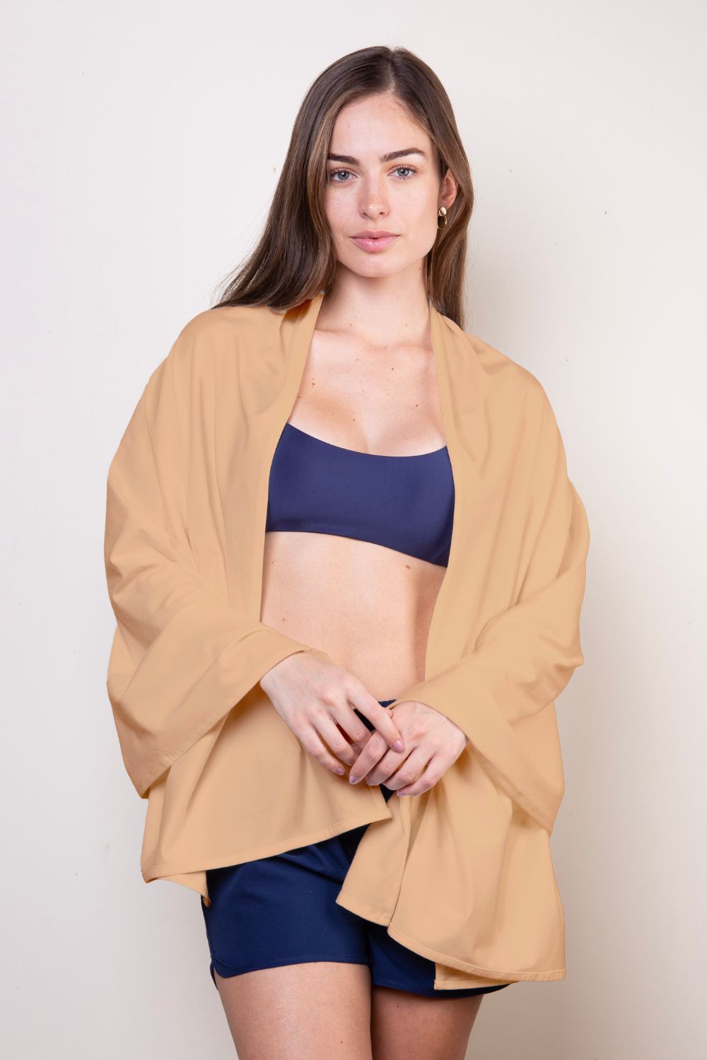 Étole anti-UV beige UPF50+ pour femme, légère et élégante, parfaite pour se protéger du soleil à la plage.