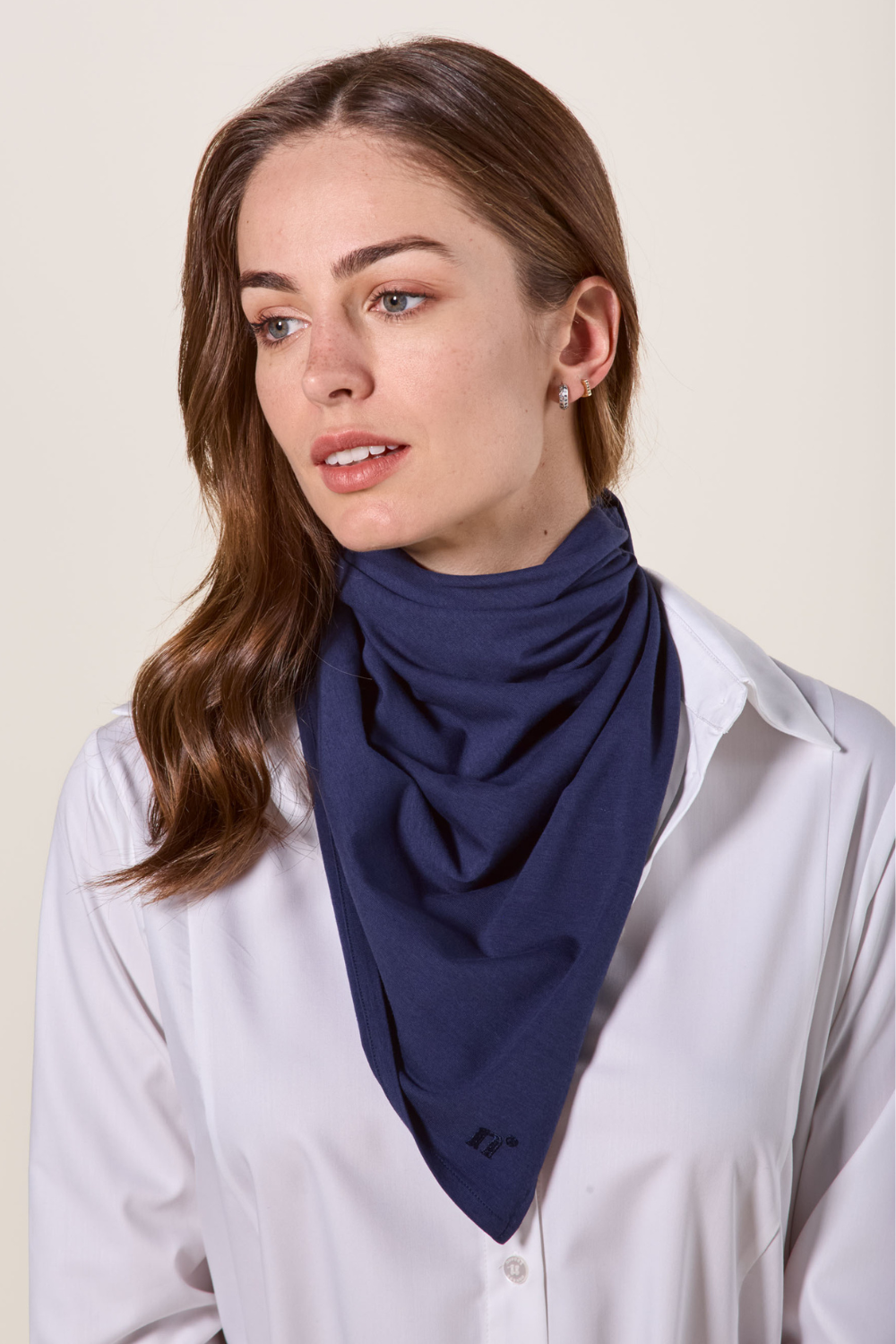 Bandana anti-UV bleu marine porté par une femme, idéal pour une protection solaire élégante.