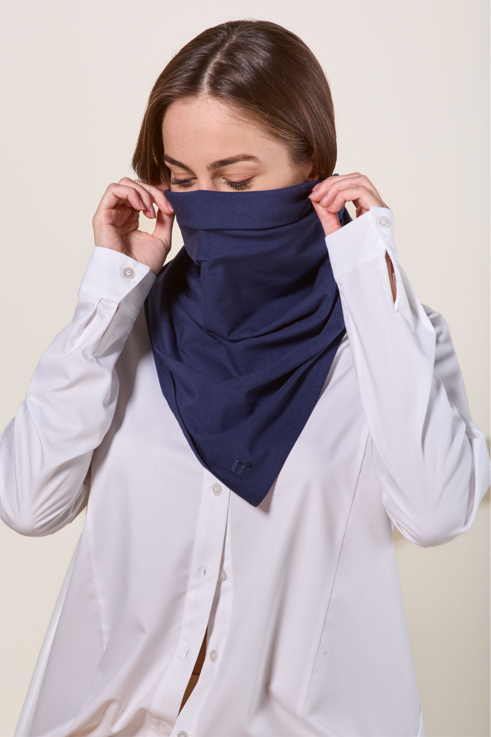 Bandana anti-UV bleu porté par une femme, idéal pour la protection solaire élégante.