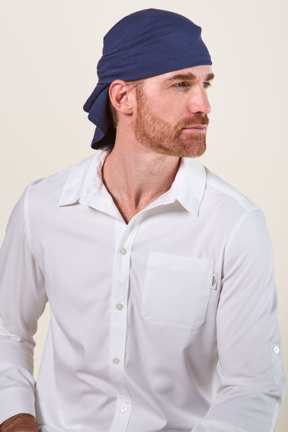 Bandana anti-UV bleu pour homme, UPF 50+, porté avec chemise blanche, idéal pour protection solaire.