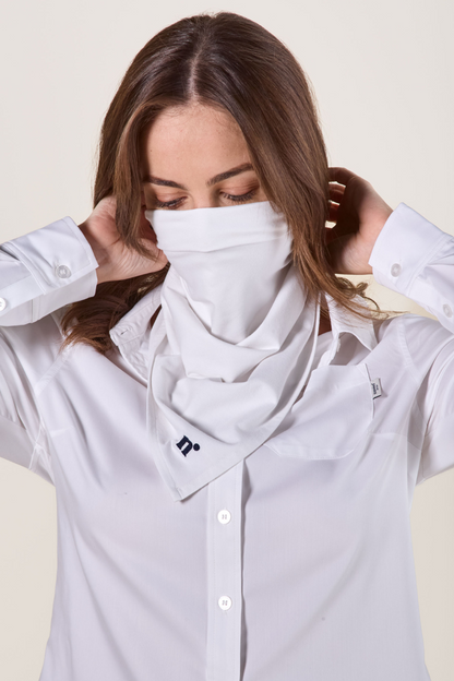 Bandana anti-UV blanc UPF50+ pour femme, style polyvalent et protection solaire lors de journées ensoleillées.