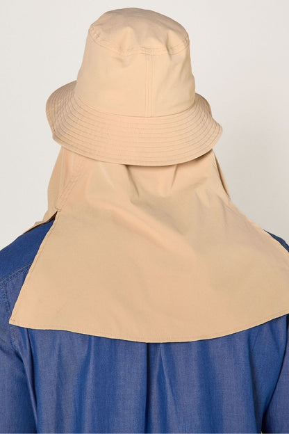 Bob anti-UV beige avec protection solaire arrière, idéal pour activités de plein air.