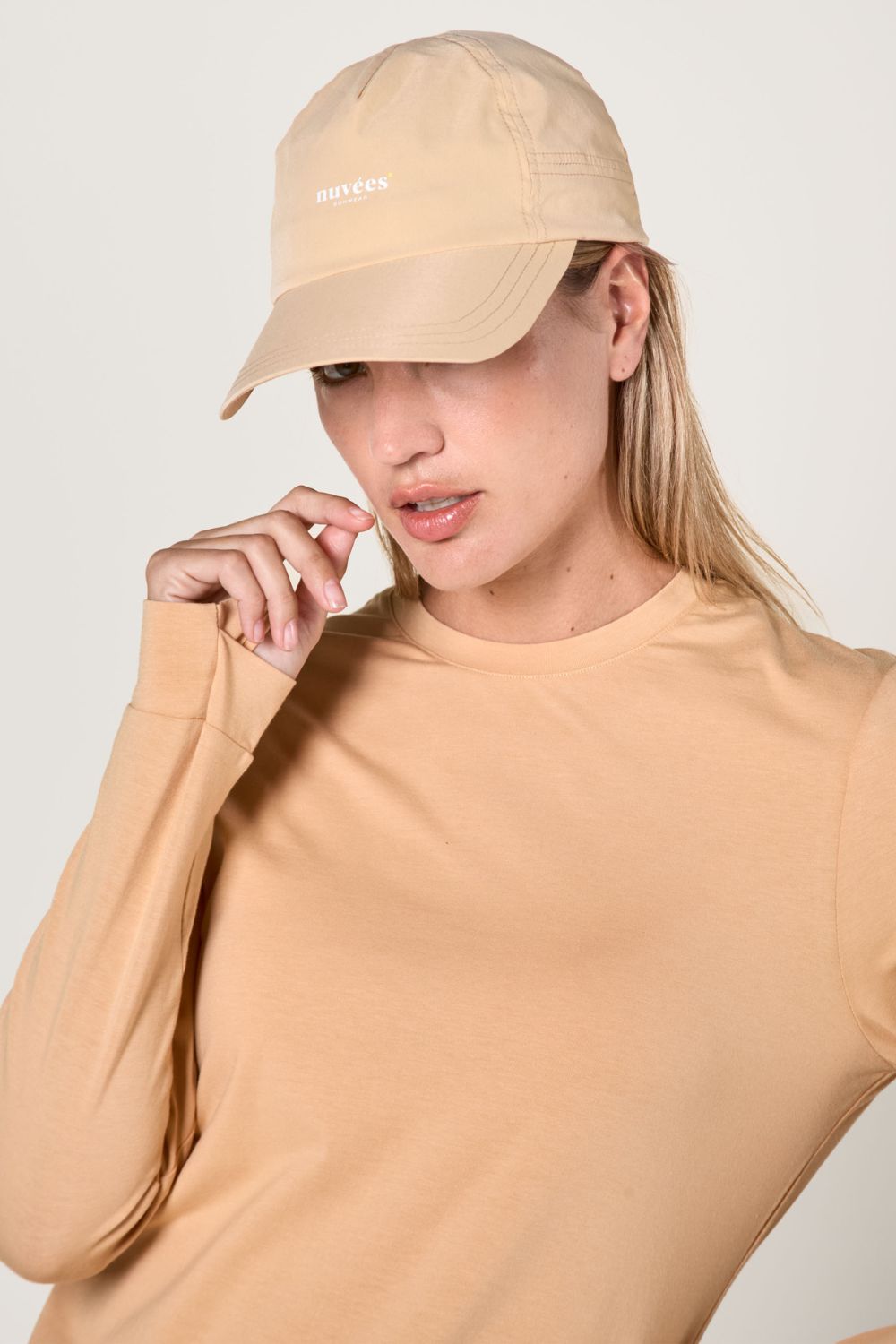 Casquette anti-UV beige pour femme, UPF50+, idéale pour protection solaire lors d'activités de plein air.