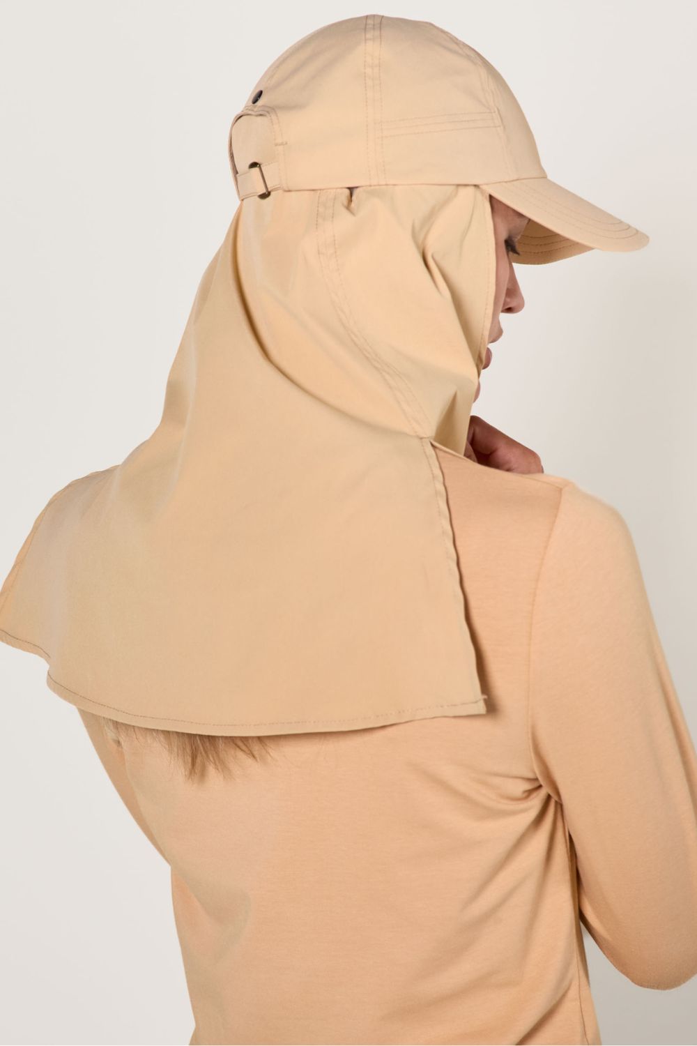 Casquette anti-UV beige pour femme avec protection solaire amovible, idéale pour activités de plein air.