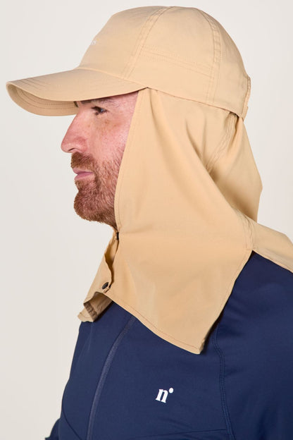 Casquette anti-UV beige avec panneau de protection, idéale pour les activités en plein air.