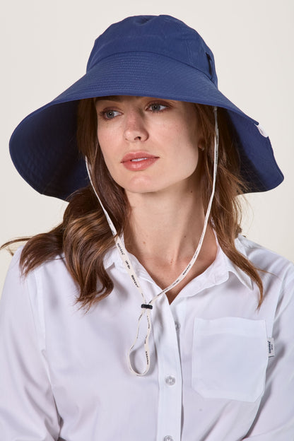 Chapeau anti-UV bleu pour femme, large bord pour une protection solaire élégante et ajustable.