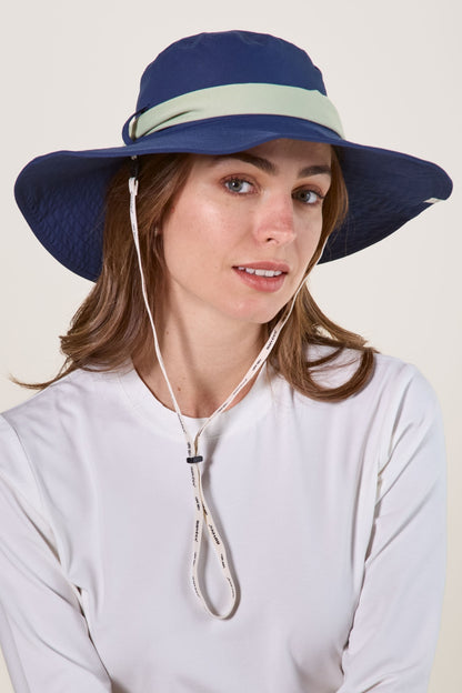 Chapeau anti-UV bleu pour femme, offrant une bonne protection solaire avec ajustement personnalisé.