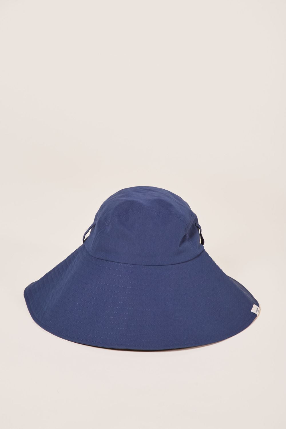 Chapeau anti-UV bleu océan avec large bord, idéal pour une protection solaire élégante.