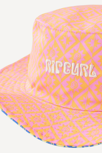 Chapeau de bain anti-UV rose et orange UPF 50+ de Rip Curl, idéal pour les journées ensoleillées.