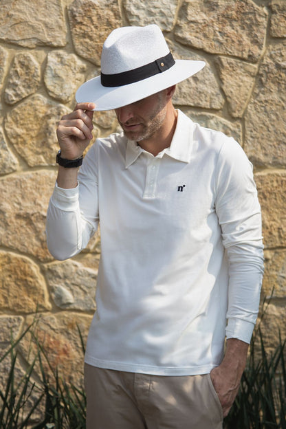 Polo anti-UV blanc à manches longues pour homme, UPF 50+, porté avec un chapeau, idéal pour protection solaire quotidienne.